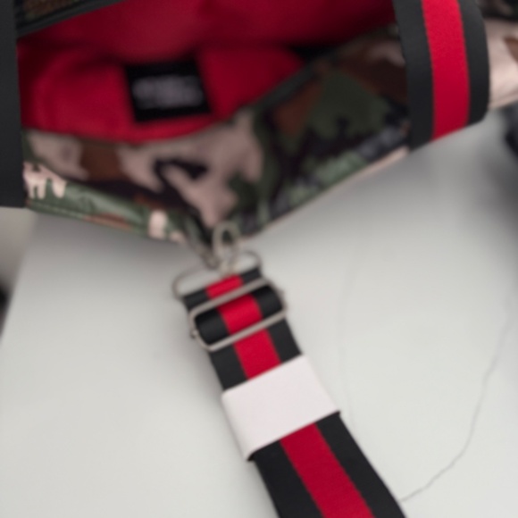 Think Royln Large Jetset Wingman Travel Bag Olive Green Camouflage NWT - Picture 10 of 11